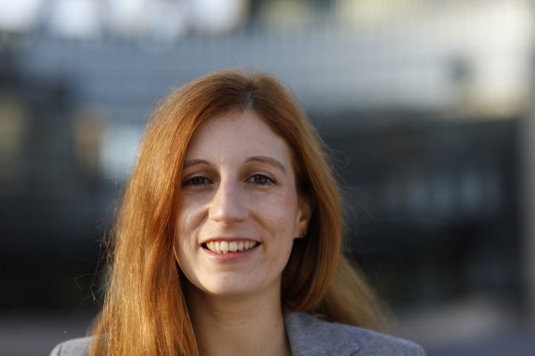Annika Maus vor dem Düsseldorfer Landtag
